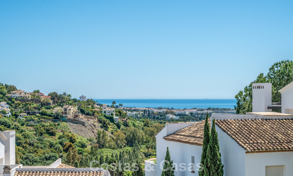 Bright, contemporary renovated apartment with sea views for sale in the hills of La Quinta, Marbella - Benahavís 801330