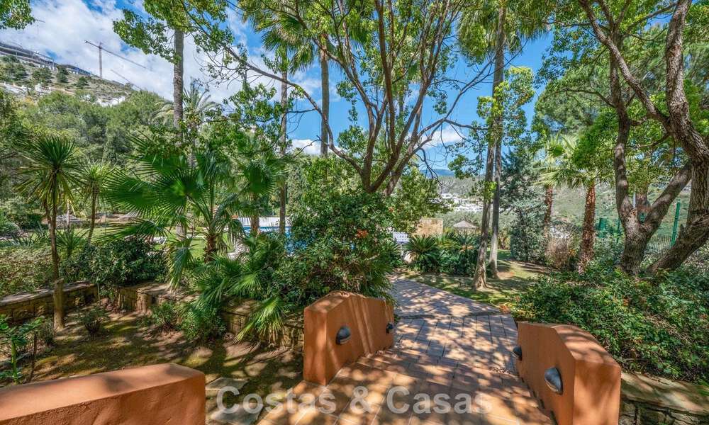 Bright, contemporary renovated apartment with sea views for sale in the hills of La Quinta, Marbella - Benahavís 801332