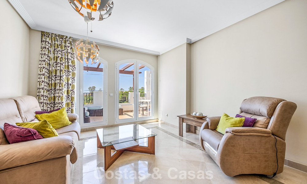 Stunning 3-bedroom penthouse for sale with spacious roof terrace in a golf setting in Marbella - Benahavís 801333