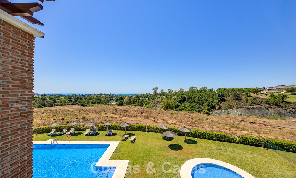 Stunning 3-bedroom penthouse for sale with spacious roof terrace in a golf setting in Marbella - Benahavís 801335