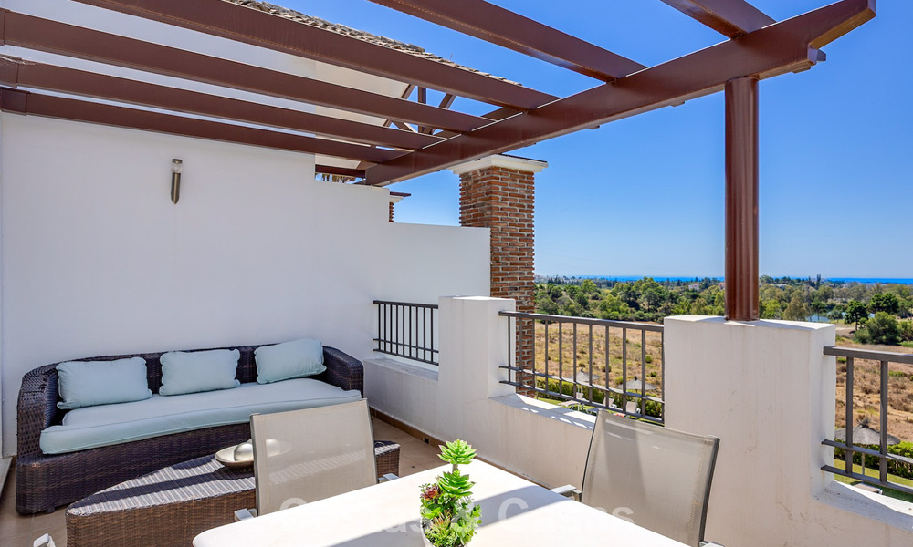 Stunning 3-bedroom penthouse for sale with spacious roof terrace in a golf setting in Marbella - Benahavís 801336