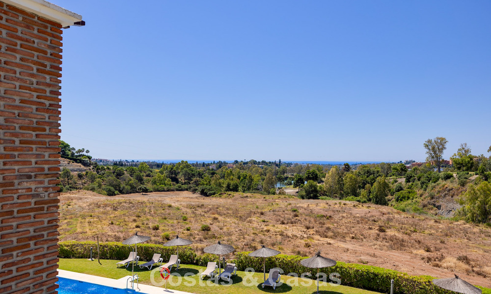 Stunning 3-bedroom penthouse for sale with spacious roof terrace in a golf setting in Marbella - Benahavís 801338