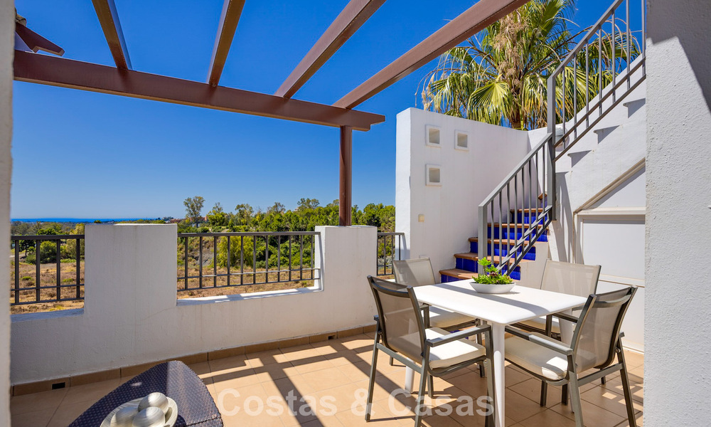 Stunning 3-bedroom penthouse for sale with spacious roof terrace in a golf setting in Marbella - Benahavís 801339