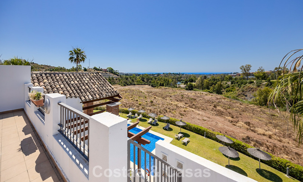 Stunning 3-bedroom penthouse for sale with spacious roof terrace in a golf setting in Marbella - Benahavís 801341