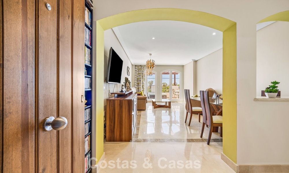 Stunning 3-bedroom penthouse for sale with spacious roof terrace in a golf setting in Marbella - Benahavís 801344