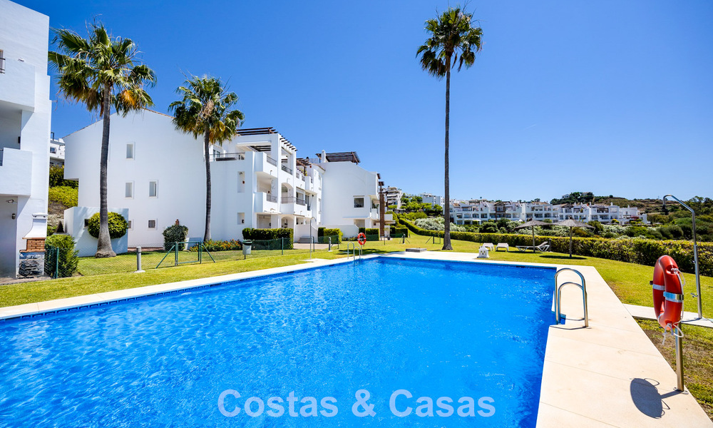 Stunning 3-bedroom penthouse for sale with spacious roof terrace in a golf setting in Marbella - Benahavís 801348