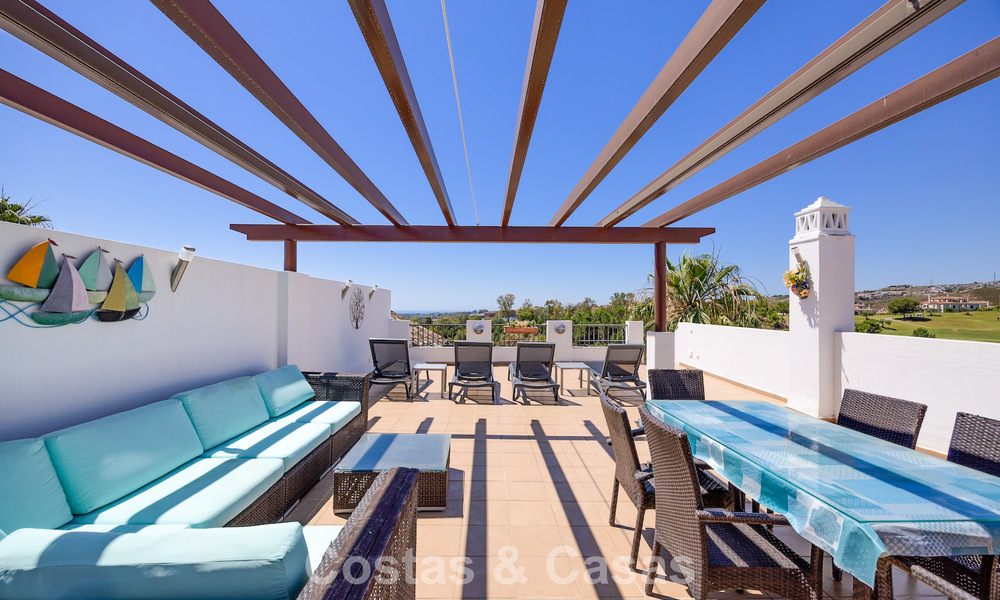 Stunning 3-bedroom penthouse for sale with spacious roof terrace in a golf setting in Marbella - Benahavís 801349
