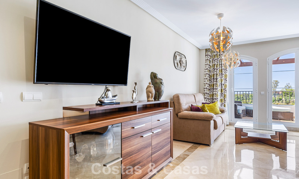 Stunning 3-bedroom penthouse for sale with spacious roof terrace in a golf setting in Marbella - Benahavís 801350