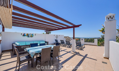 Stunning 3-bedroom penthouse for sale with spacious roof terrace in a golf setting in Marbella - Benahavís 801351