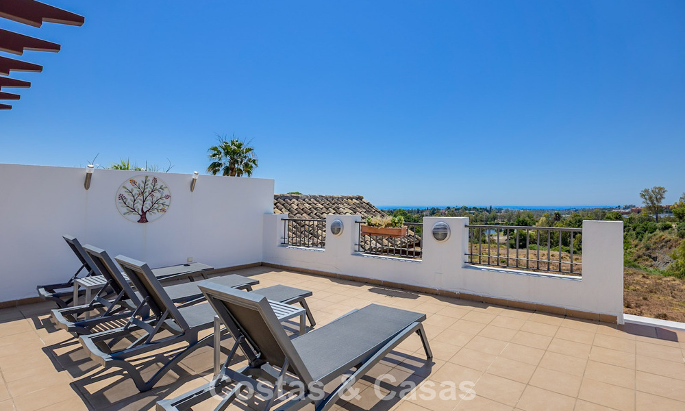 Stunning 3-bedroom penthouse for sale with spacious roof terrace in a golf setting in Marbella - Benahavís 801352