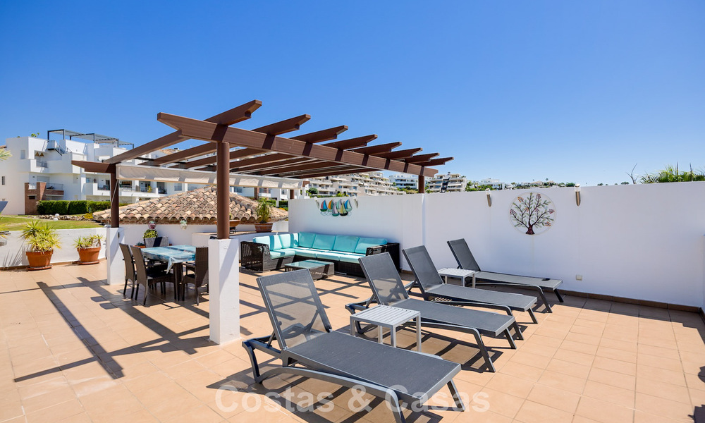 Stunning 3-bedroom penthouse for sale with spacious roof terrace in a golf setting in Marbella - Benahavís 801353