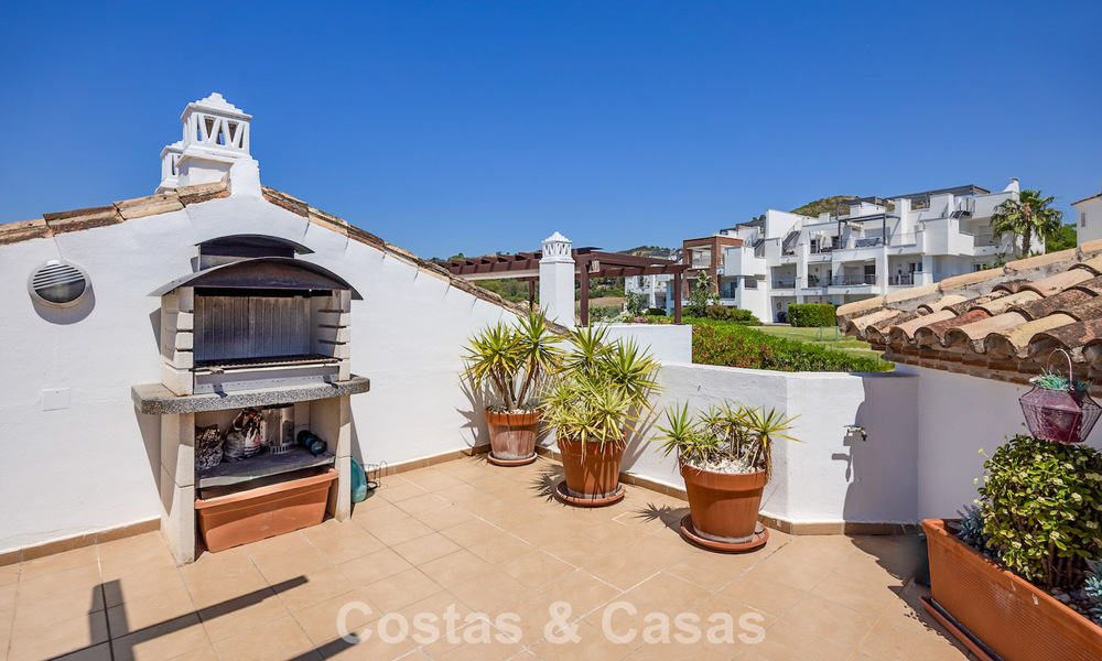 Stunning 3-bedroom penthouse for sale with spacious roof terrace in a golf setting in Marbella - Benahavís 801354