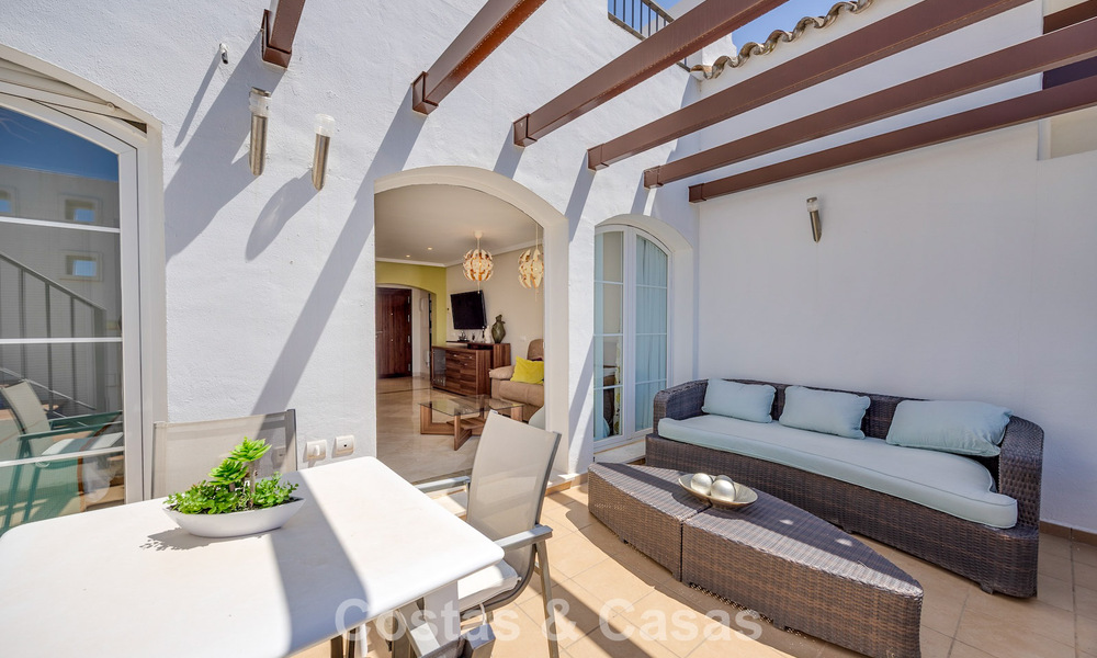 Stunning 3-bedroom penthouse for sale with spacious roof terrace in a golf setting in Marbella - Benahavís 801355