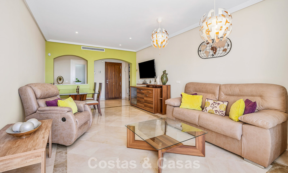 Stunning 3-bedroom penthouse for sale with spacious roof terrace in a golf setting in Marbella - Benahavís 801356