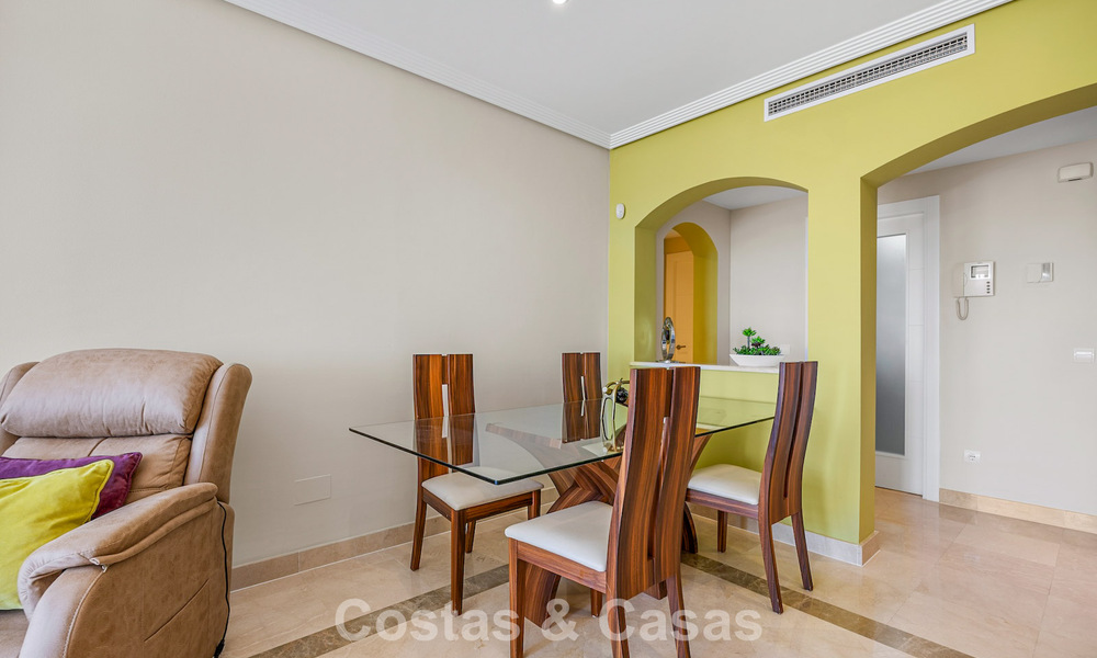 Stunning 3-bedroom penthouse for sale with spacious roof terrace in a golf setting in Marbella - Benahavís 801357
