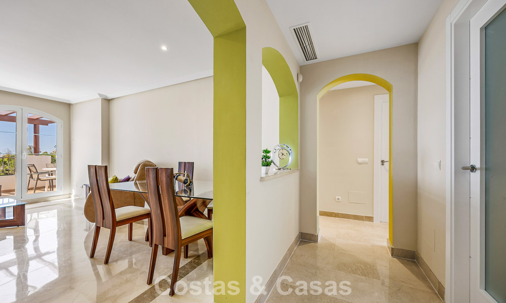 Stunning 3-bedroom penthouse for sale with spacious roof terrace in a golf setting in Marbella - Benahavís 801358