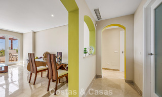 Stunning 3-bedroom penthouse for sale with spacious roof terrace in a golf setting in Marbella - Benahavís 801358 