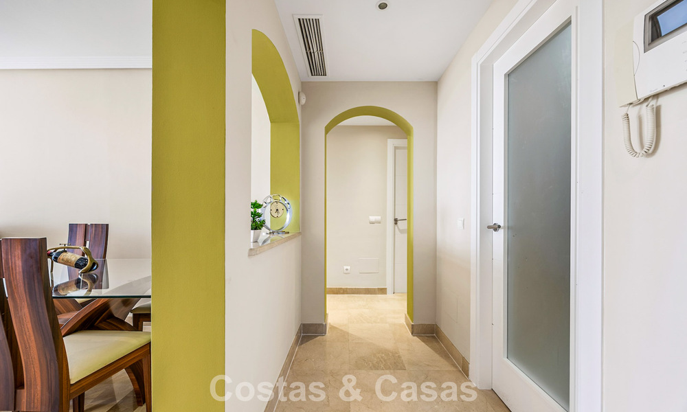 Stunning 3-bedroom penthouse for sale with spacious roof terrace in a golf setting in Marbella - Benahavís 801360