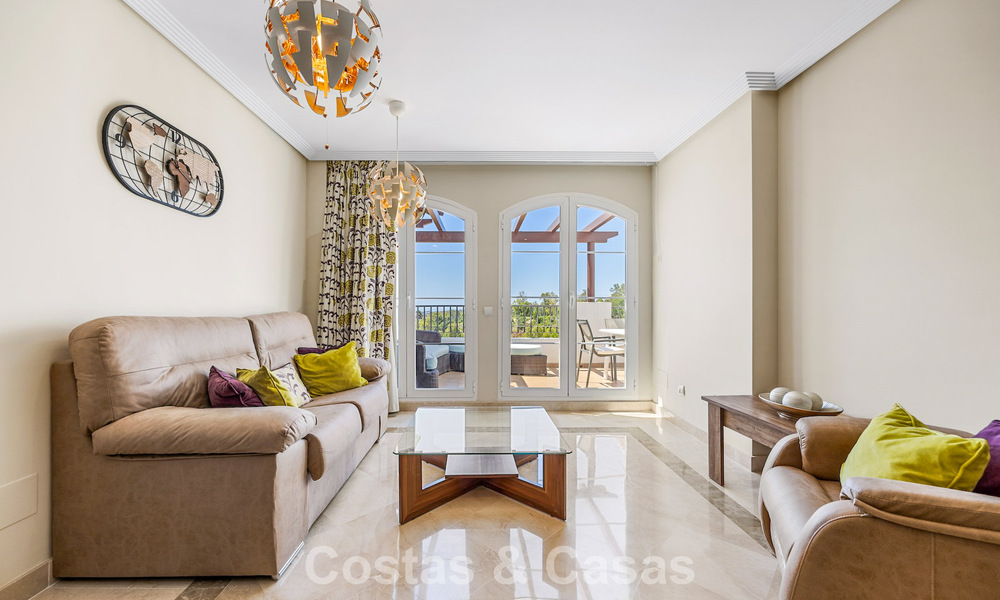 Stunning 3-bedroom penthouse for sale with spacious roof terrace in a golf setting in Marbella - Benahavís 801361