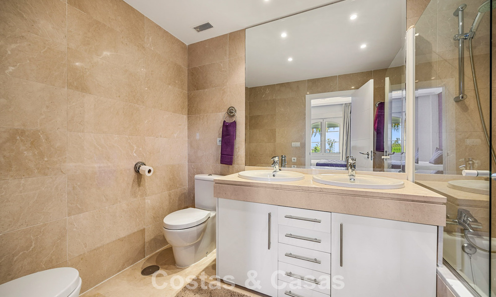 Stunning 3-bedroom penthouse for sale with spacious roof terrace in a golf setting in Marbella - Benahavís 801363