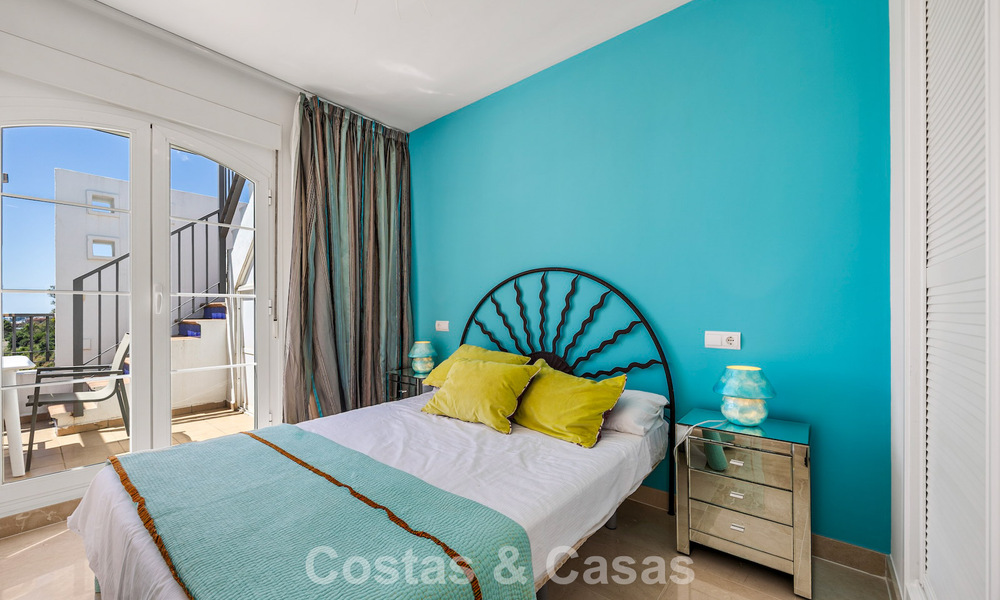 Stunning 3-bedroom penthouse for sale with spacious roof terrace in a golf setting in Marbella - Benahavís 801365