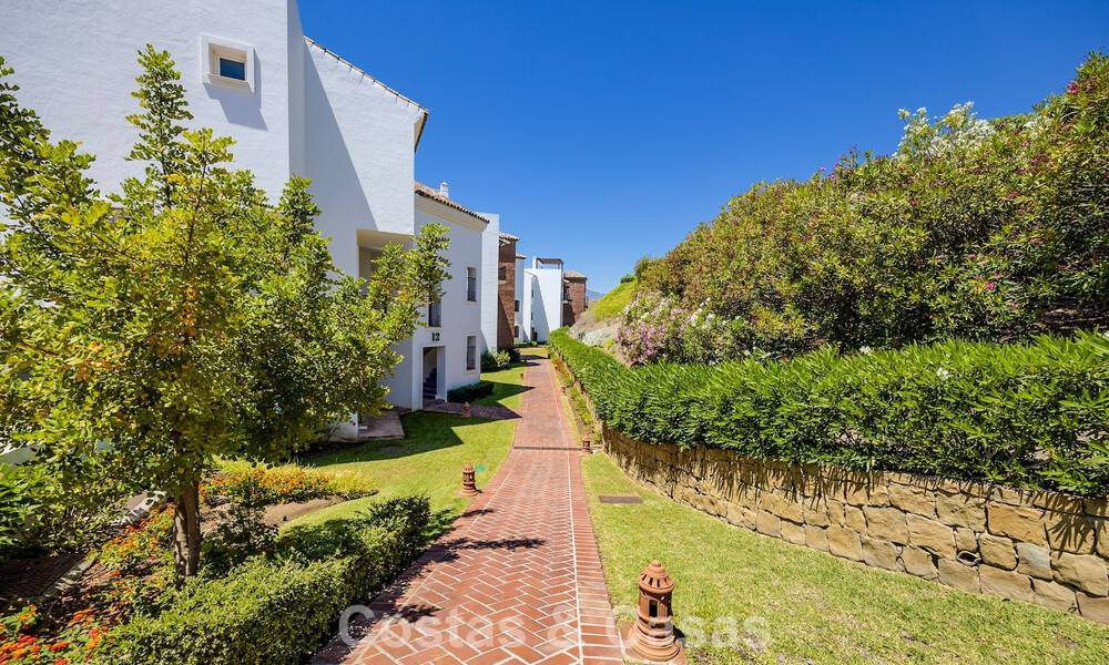 Stunning 3-bedroom penthouse for sale with spacious roof terrace in a golf setting in Marbella - Benahavís 801366