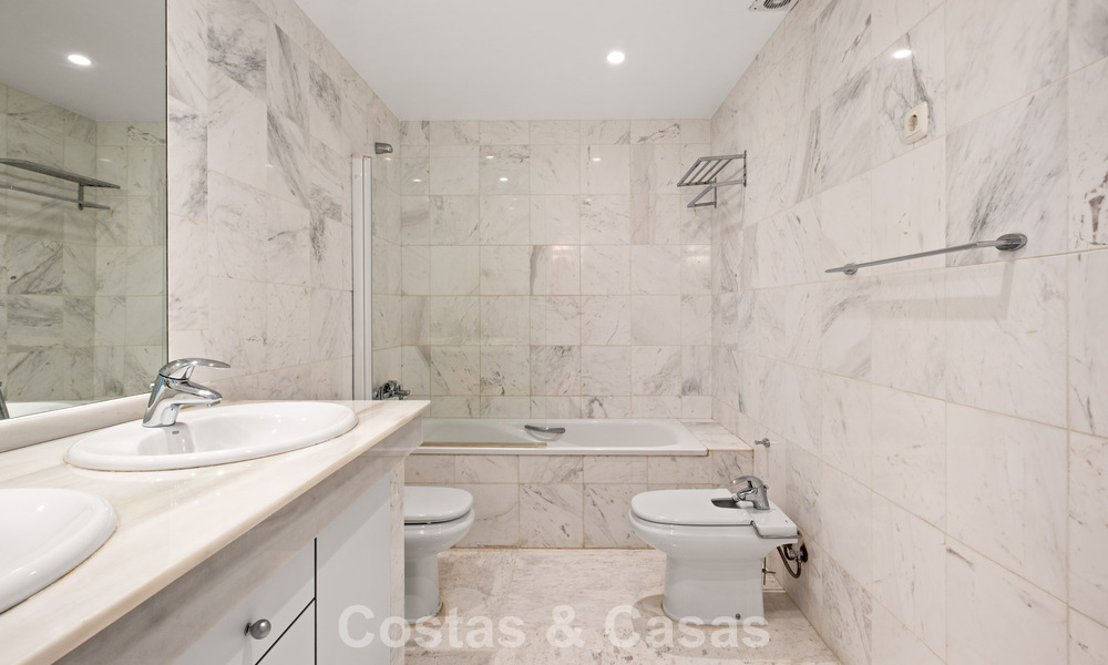 Spacious apartment with huge private garden and stunning views for sale East of Marbella 801435