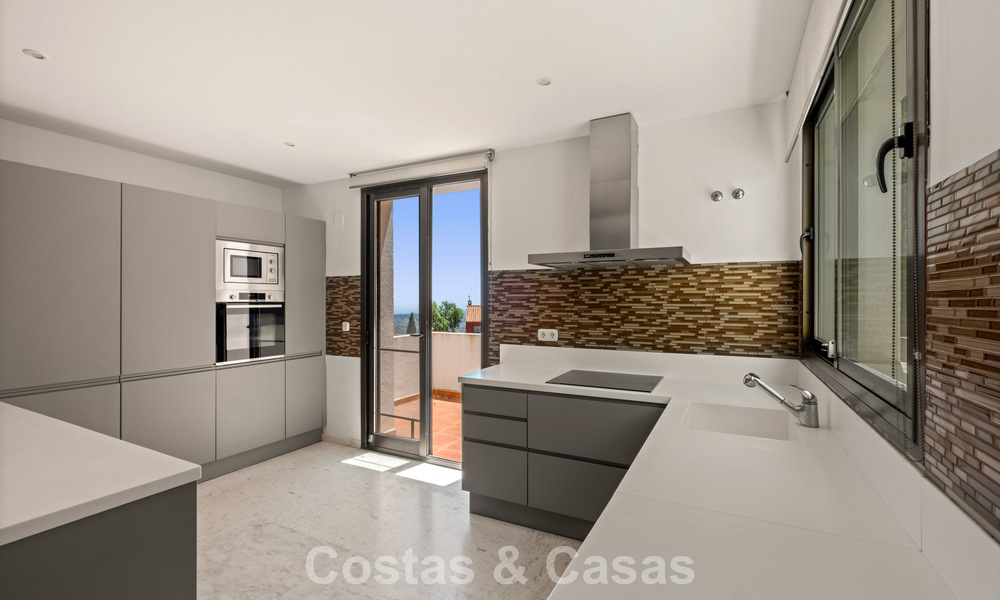 Spacious, modern penthouse with panoramic views for sale East of Marbella 801485