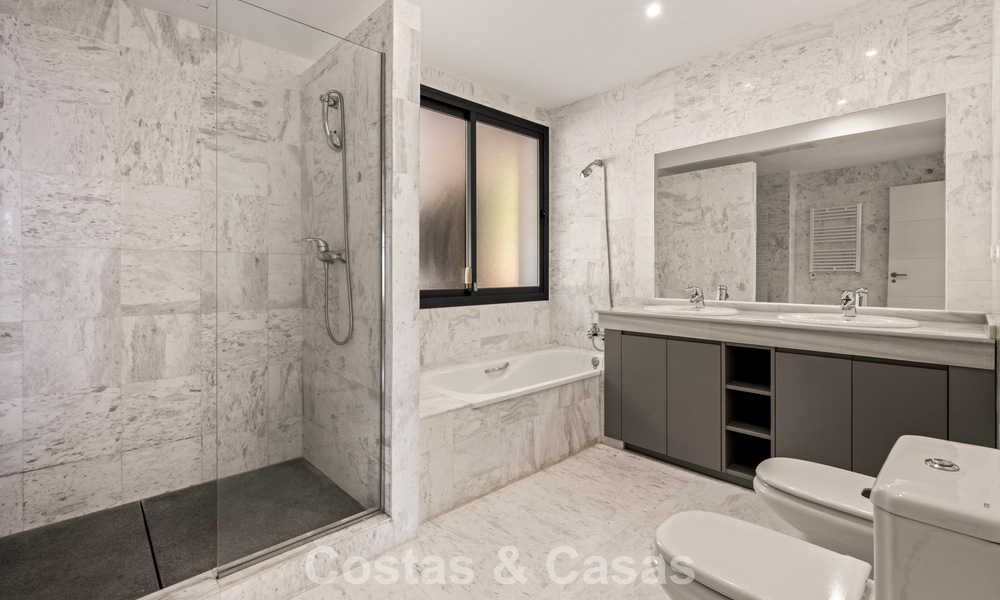 Spacious, modern penthouse with panoramic views for sale East of Marbella 801497