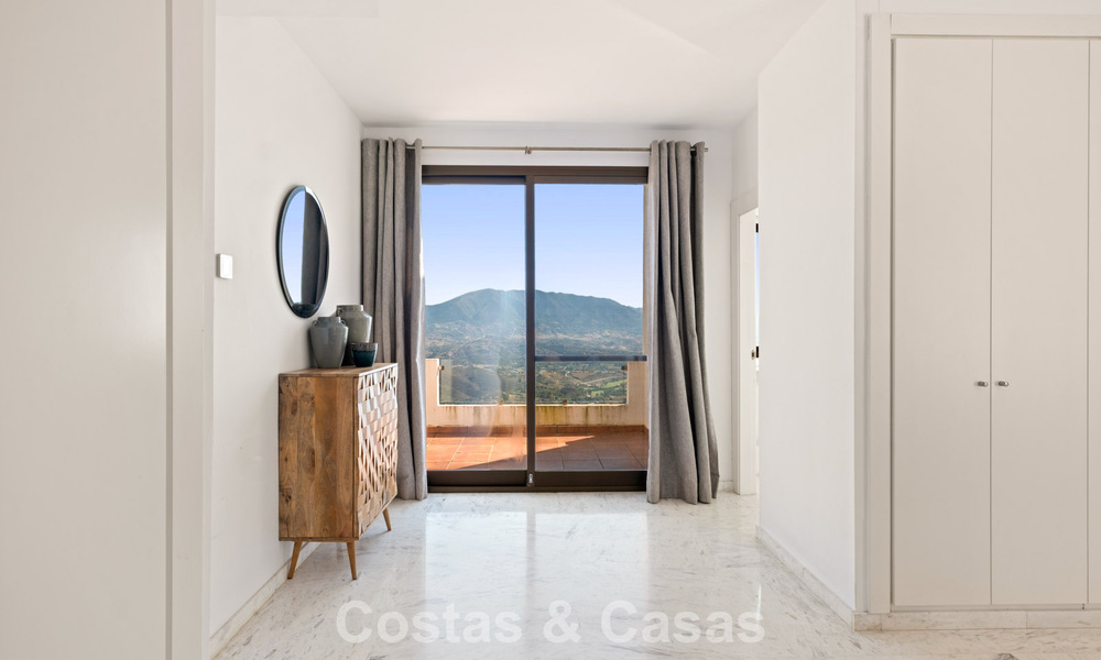 Spacious, modern penthouse with panoramic views for sale East of Marbella 801516