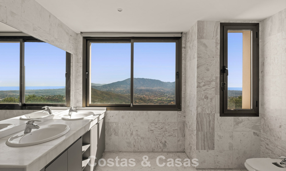 Spacious, modern penthouse with panoramic views for sale East of Marbella 801518