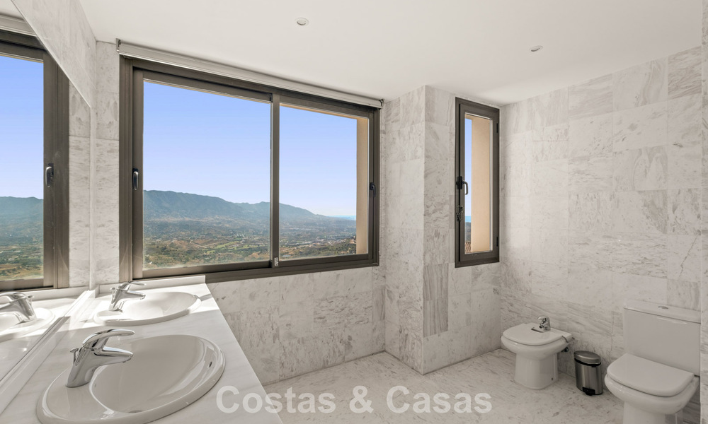Spacious, modern penthouse with panoramic views for sale East of Marbella 801519