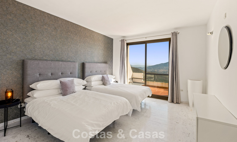 Spacious, modern penthouse with panoramic views for sale East of Marbella 801520