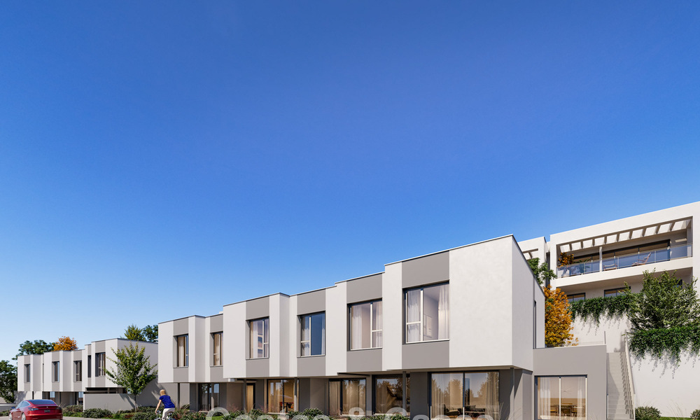 Modern semi-detached villa for sale within walking distance of the beach in Elviria, Marbella 801844