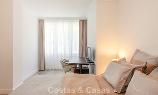 Luxury apartment with private garden and sea view for sale in Los Granados, a prestigious beachfront complex in Puerto Banús, Marbella 801894 