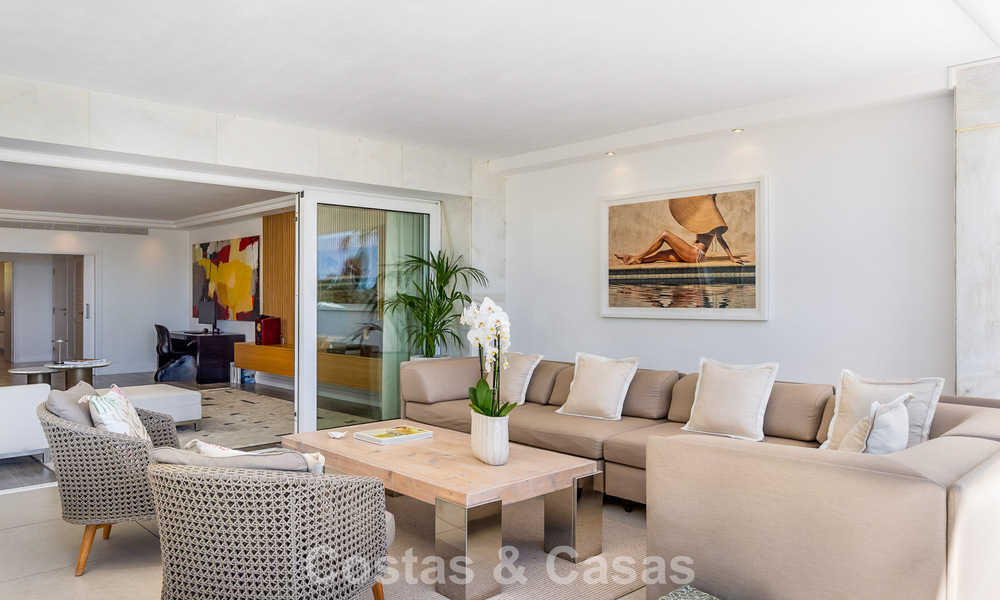 Luxury apartment with private garden and sea view for sale in Los Granados, a prestigious beachfront complex in Puerto Banús, Marbella 801899