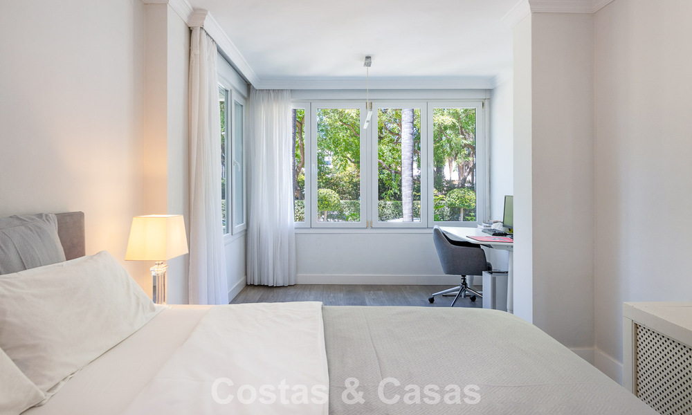 Luxury apartment with private garden and sea view for sale in Los Granados, a prestigious beachfront complex in Puerto Banús, Marbella 801900