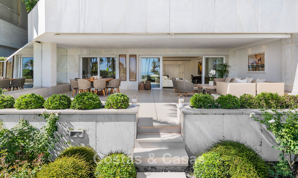 Luxury apartment with private garden and sea view for sale in Los Granados, a prestigious beachfront complex in Puerto Banús, Marbella 801901