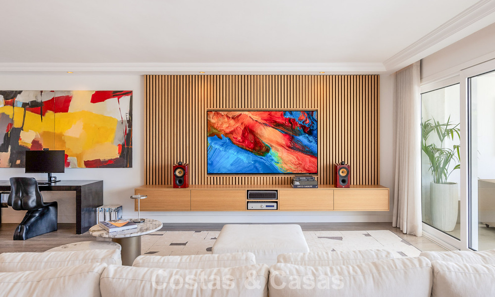 Luxury apartment with private garden and sea view for sale in Los Granados, a prestigious beachfront complex in Puerto Banús, Marbella 801905
