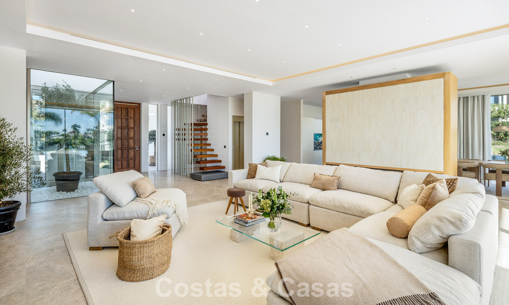 Contemporary mediterranean luxury villa for sale, frontline golf in a prestigious golf community of Nueva Andalucía, Marbella 801918