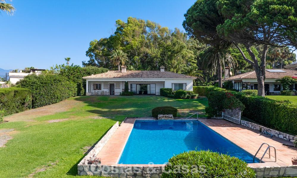 Beachfront renovation villa with exceptional potential for sale on the new golden mile between Marbella and Estepona 802008