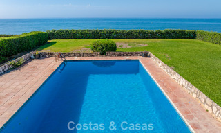 Beachfront renovation villa with exceptional potential for sale on the new golden mile between Marbella and Estepona 802016 