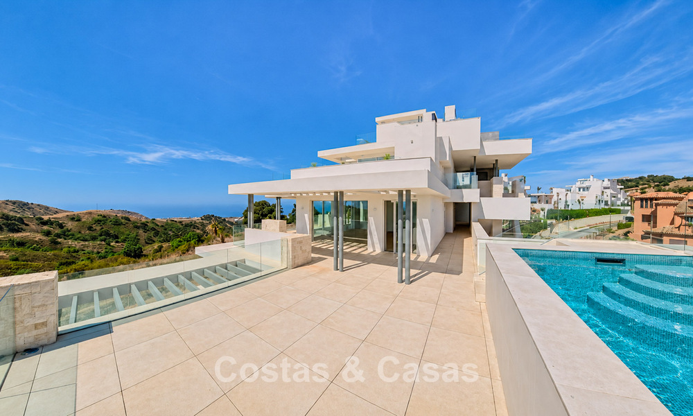 Contemporary new-build apartments with panoramic sea views for sale close to Elviria, East Marbella 802026