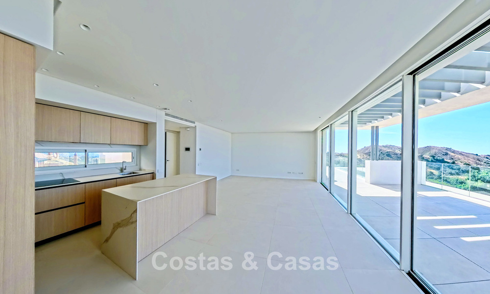 Contemporary new-build apartments with panoramic sea views for sale close to Elviria, East Marbella 802027