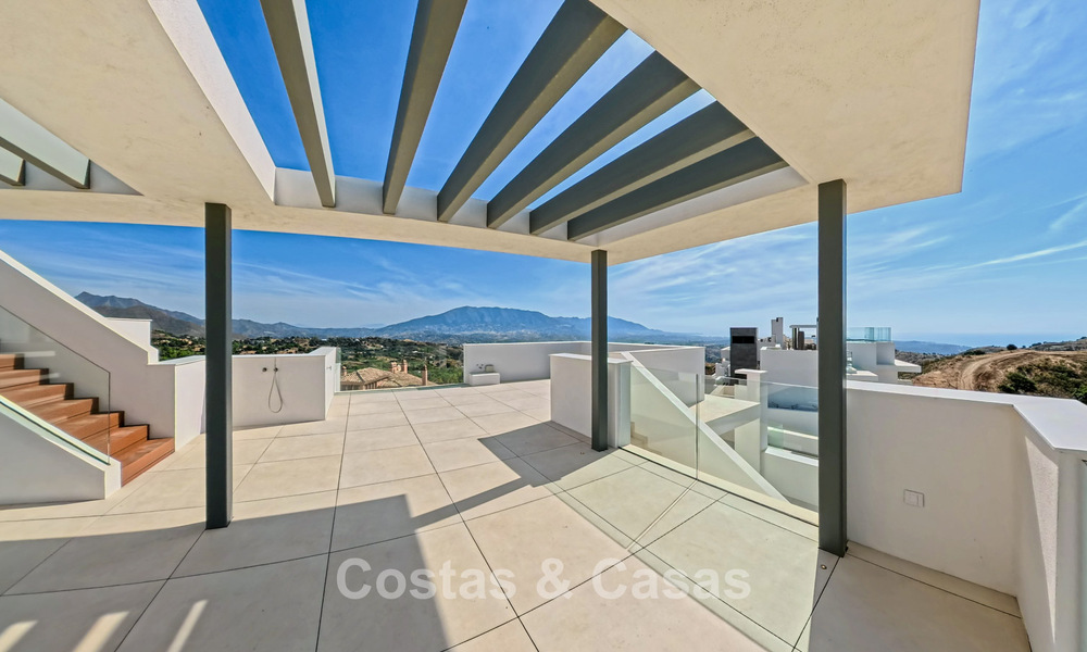 Contemporary new-build apartments with panoramic sea views for sale close to Elviria, East Marbella 802029