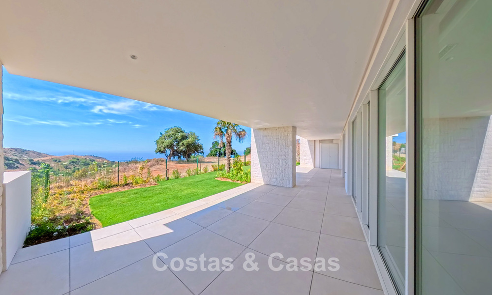 Contemporary new-build apartments with panoramic sea views for sale close to Elviria, East Marbella 802031