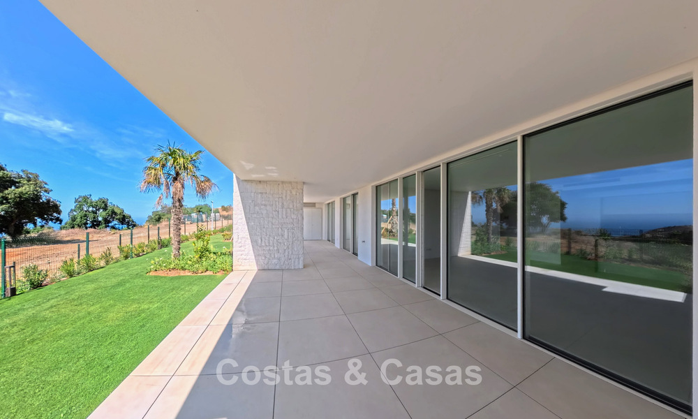 Contemporary new-build apartments with panoramic sea views for sale close to Elviria, East Marbella 802033