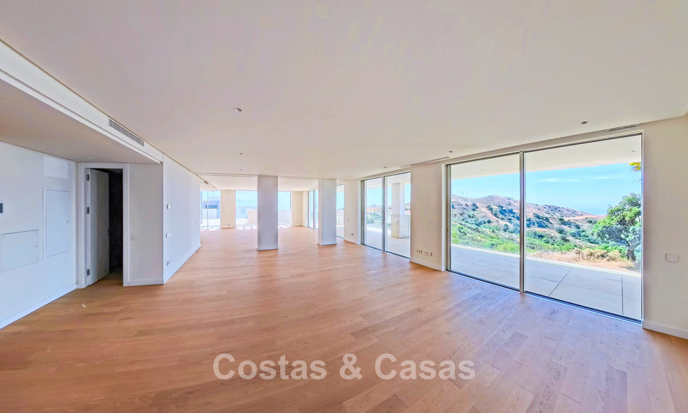Contemporary new-build apartments with panoramic sea views for sale close to Elviria, East Marbella 802034