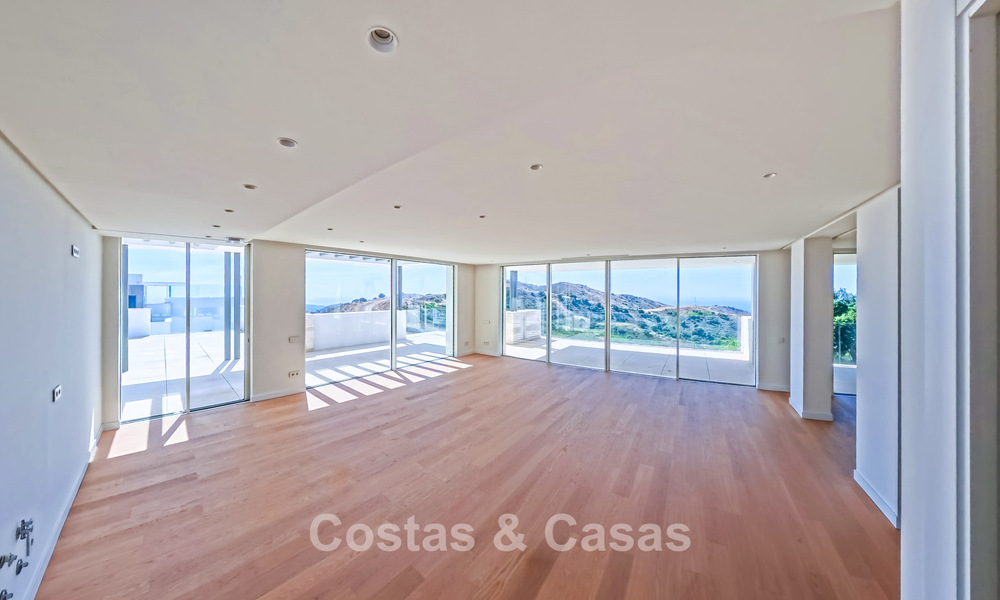 Contemporary new-build apartments with panoramic sea views for sale close to Elviria, East Marbella 802035