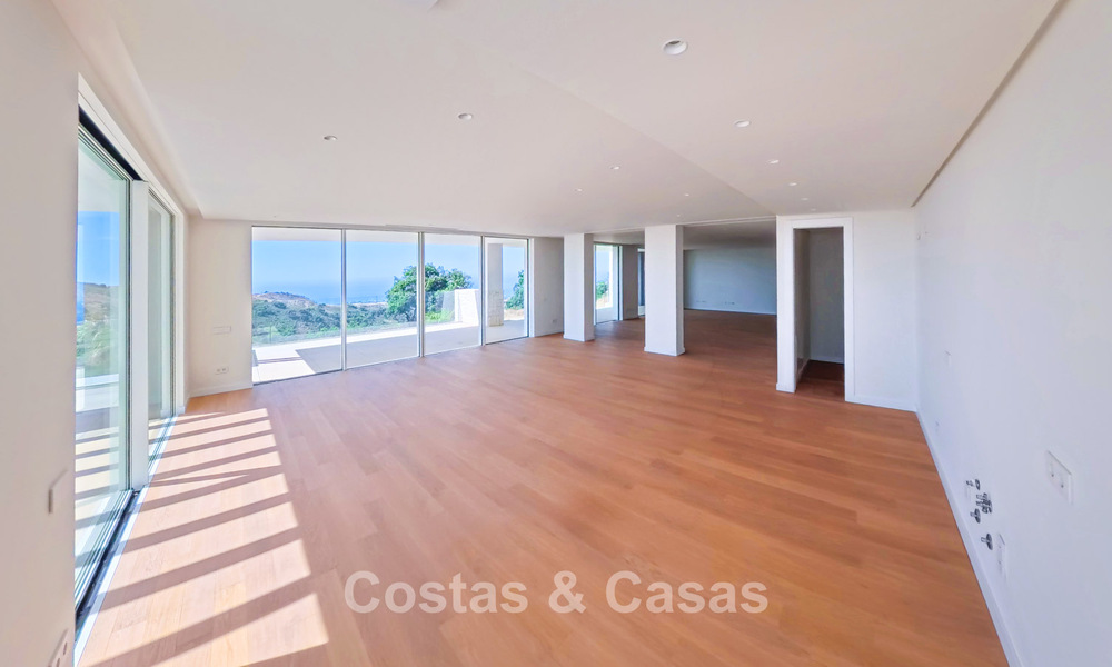 Contemporary new-build apartments with panoramic sea views for sale close to Elviria, East Marbella 802036